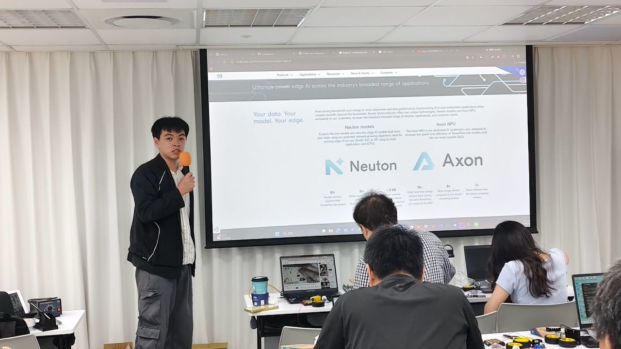 講師拿著麥克風講解邊緣 AI