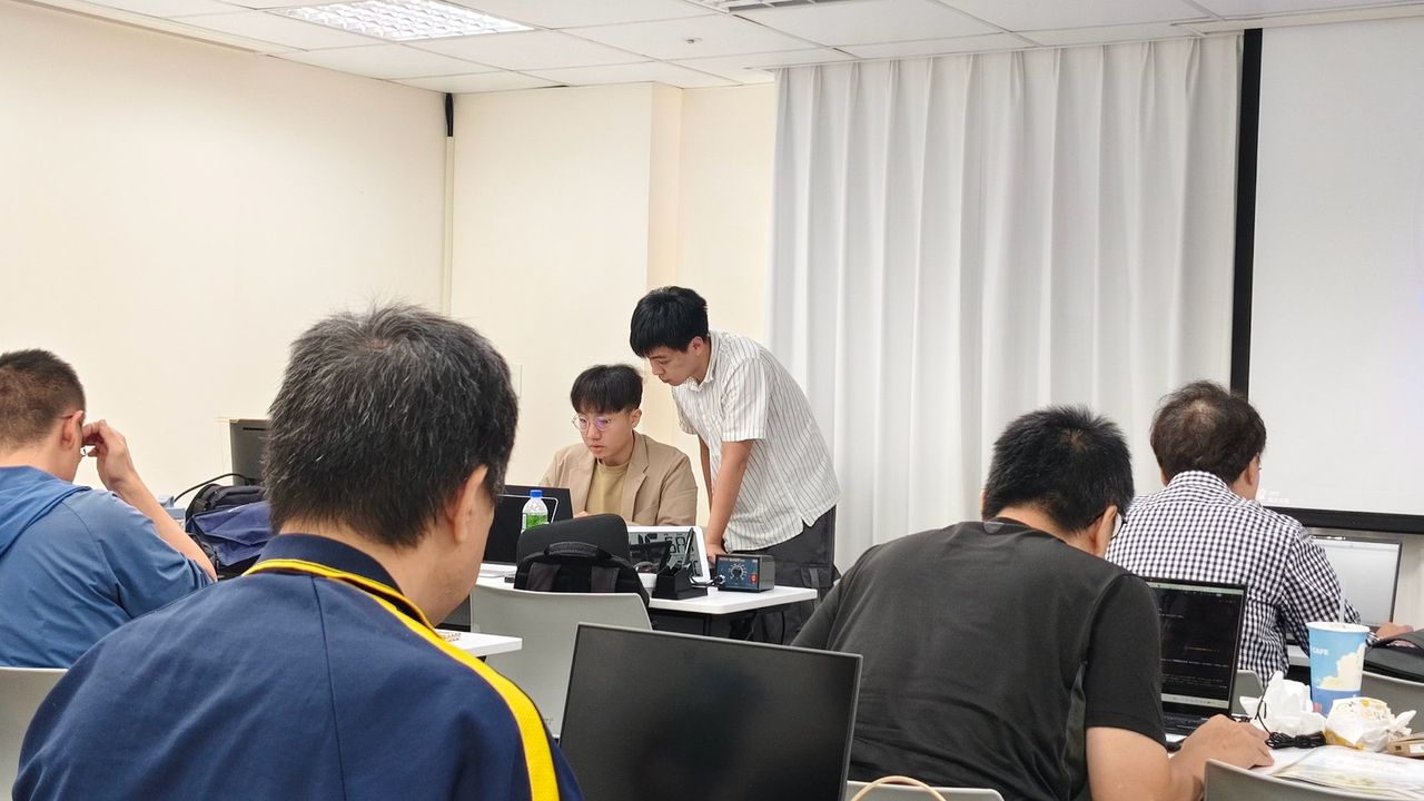 講師在學員座位旁協助實作