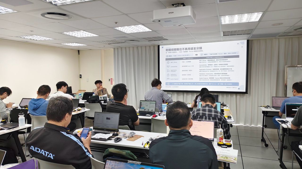 學員邊聽講邊操作筆電與開發板
